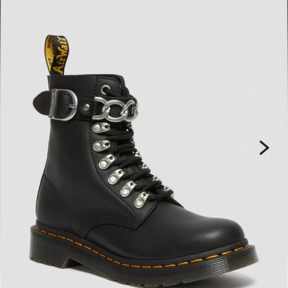 NWOT 1460 PASCAL CHAIN LEATHER LACE UP BOOTS